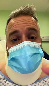 Olivier Gayat de Familles nombreuses à l'hôpital, ses vêtements complètement déchirés