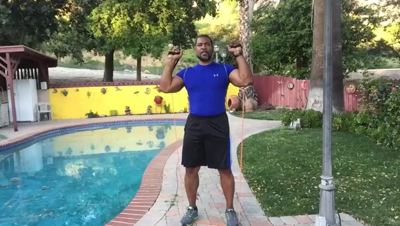 Ejercicios para hombros con bandas elásticas.