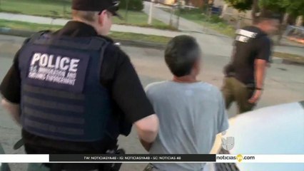 Arrestan a 153 inmigrantes en Texas.