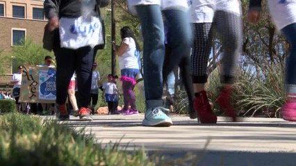 Marchan decenas en contra del cáncer de colon