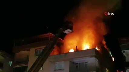 Son dakika haberi! Alev alev yanan apartmandaki yangını meraklı gözlerle izlediler