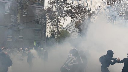 Fransa'da sarı yeleklilerin gösterilerinin 3. yılında şiddet olayları yaşandı (2)