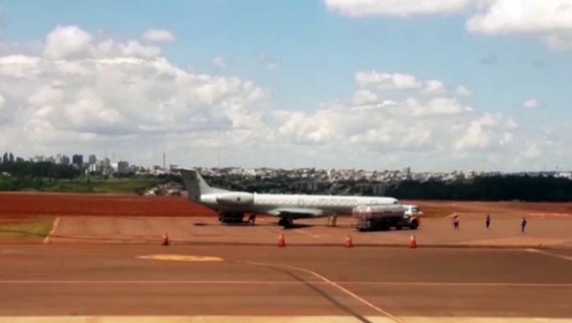Avião trazendo refugiados venezuelanos pousa em Cascavel