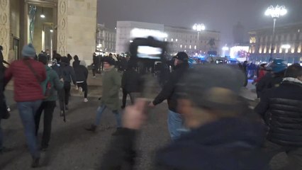Corteo contro il green pass a Milano, tensione con la polizia