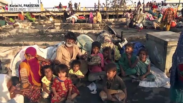 Пожар уничтожил десятки домов в Карачи