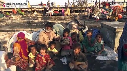 Incêndio arrasa bairro pobre no Paquistão