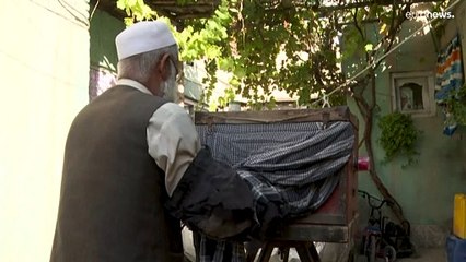 شاهد: آلات التصوير الخشبية "علب سحرية" في طريقها للزوال في أفغانستان