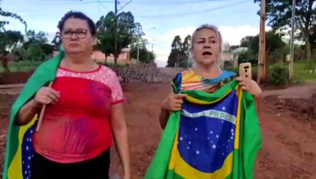 Manifestação contra obras paradas é realizada por moradores do Bairro Lago Azul