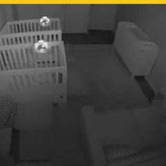 bebés olvidan el sueño y tienen fiesta en la habitación