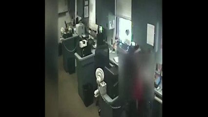 Policía salva la vida de una mujer ahogándose