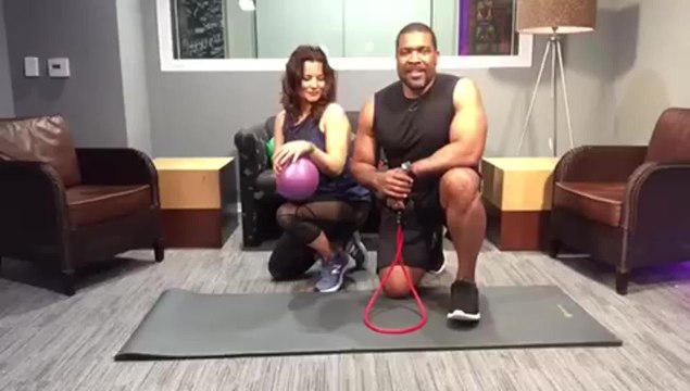 Abdominales con bandas elásticas y una pelota
