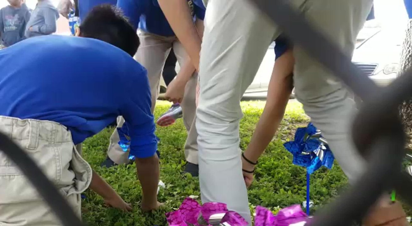 Los alumnos colocaron 500 reguiletes y recaudaron fondos para apoyar a una organización de Texas