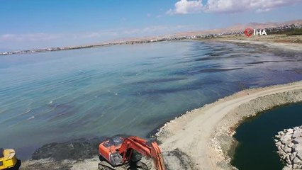 Van Gölü dip çamurundan arındırılmaya devam ediyor