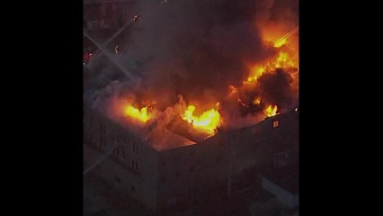 Fuerte incendio en Oakland deja a una persona sin vida y otras tres heridas