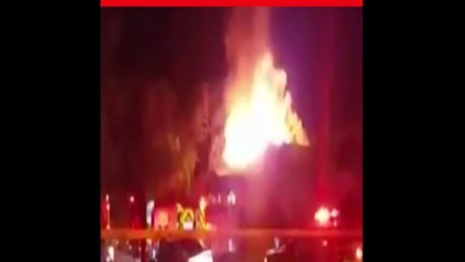 Hombre rocía gasolina en casa de su familia