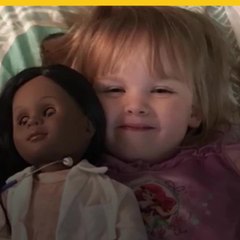 Niña deja callada a cajera que la cuestionó por comprar esta muñeca