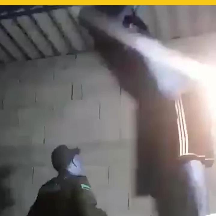Policías de Colombia evitan que joven se suicide
