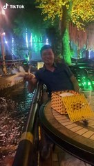 Thanh niên đi cà phê, tiên tay bắt cá koi lên chụp hình: Dân mạng bất ngờ trước danh tính