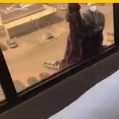 Graba a su empleada doméstica cayendo al vacío en lugar de ayudarla