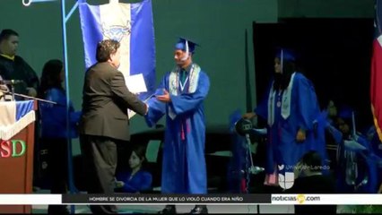 Estudiantes de la preparatoria Cigarroa se gradúan.