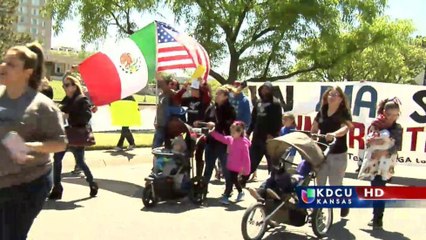 Personas marchan las calles de Wichita para apoyar a los inmigrantes