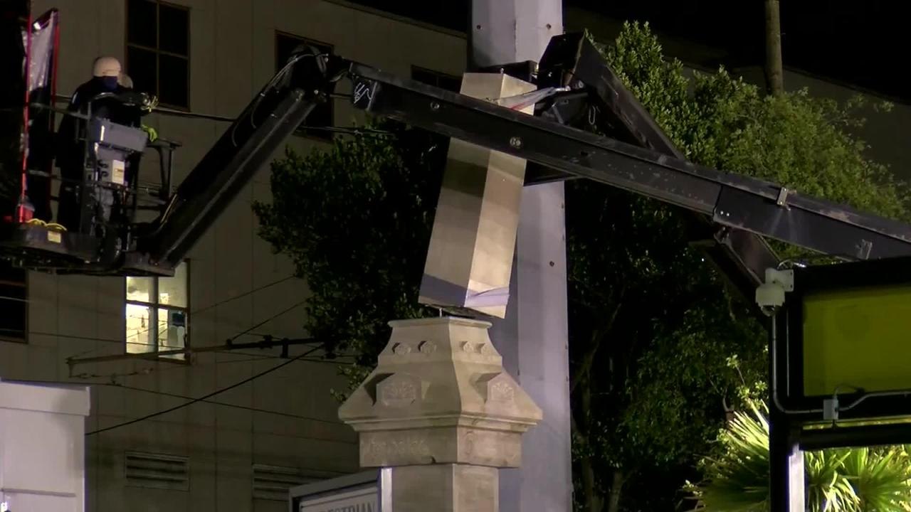 Remueven monumento confederado en Nueva Orleans