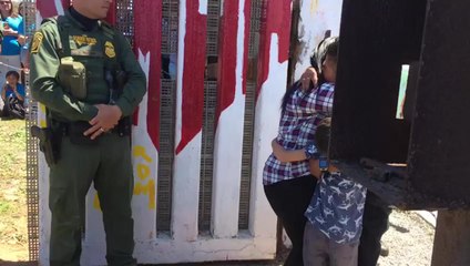 Abren frontera entre EEUU y México para familias separadas.mp4