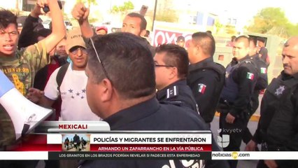 Grupo de inmigrantes se enfrenta a la policía
