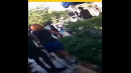 Mujer es lanzada a una piscina luego de quejarse de una fiesta