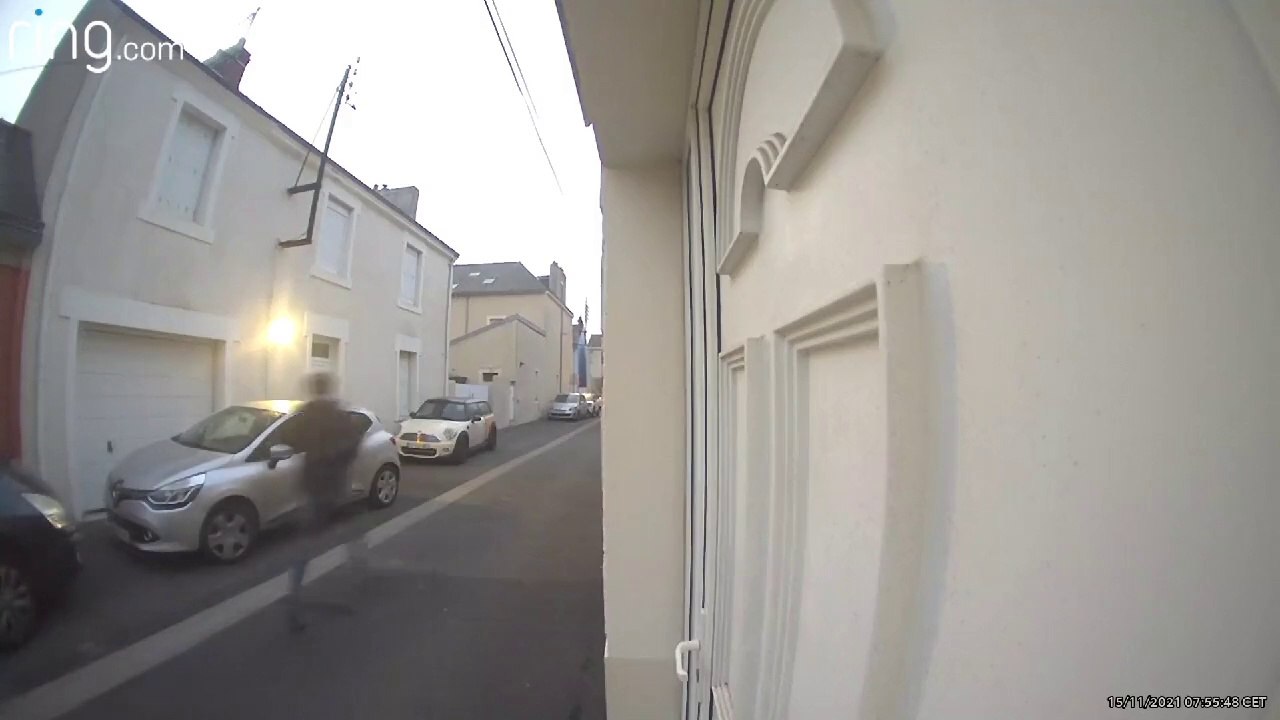 Un cambrioleur s'enfuie les fesses à l'air dans une rue (France)
