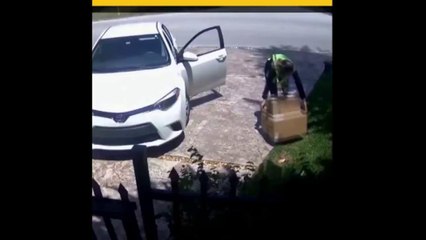 Entregador de Amazon no espera al cliente y le lanza los paquetes