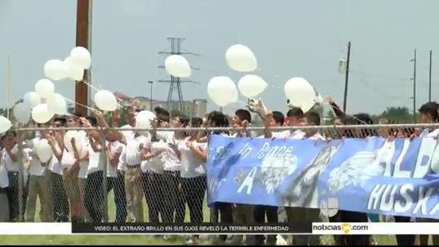 Estudiantes dan último adios a jóven que murio electrocutado