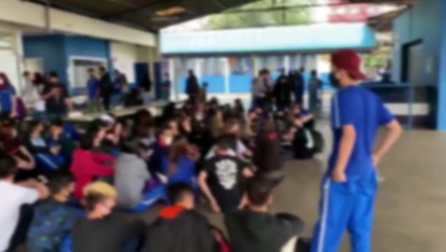 Alunas do Colégio Estadual Eleodoro Ébano Pereira fazem manifestação após supostos casos de abusos por parte de alunos