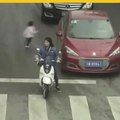 Dos carros atropellan a niña en China.mp4