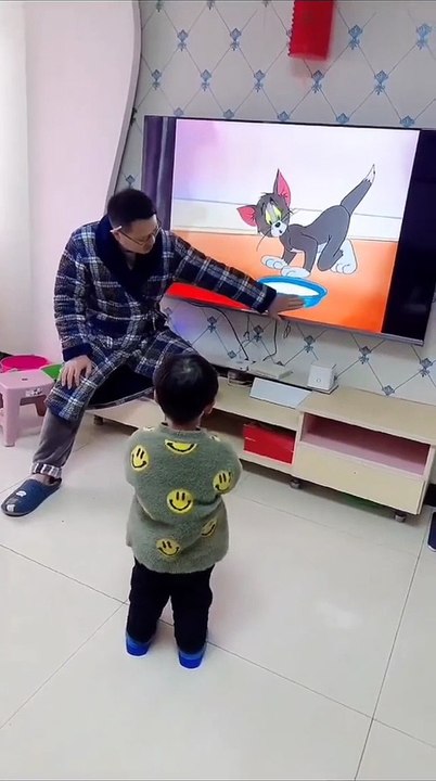 Este niño se divierte con su padre !