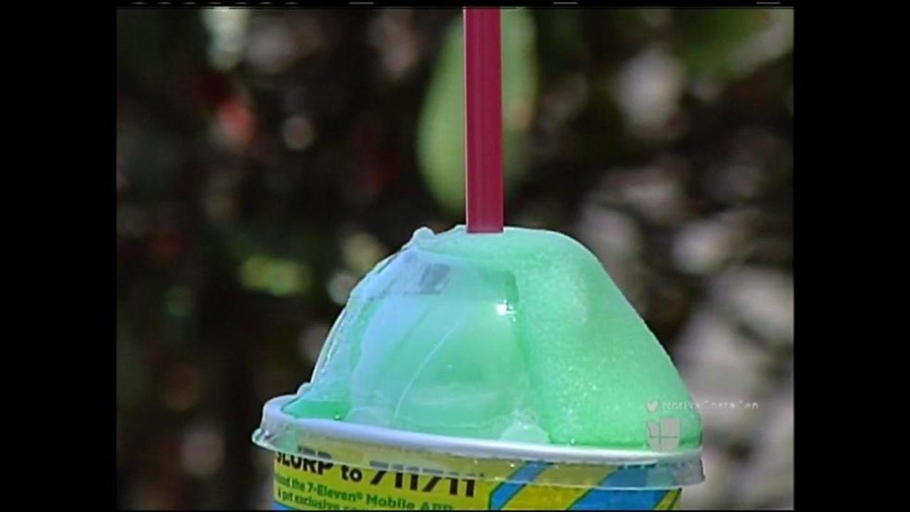 VIDEO: Policía de Monterey regakla refresco por buen comportamiento