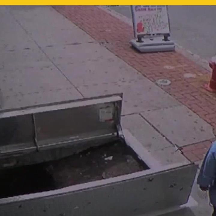 Cae a bodega subterránea por usar su teléfono.mp4