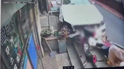 [단독] '약물 추정' 강남 한복판에서 승용차 건물로 돌진 / YTN