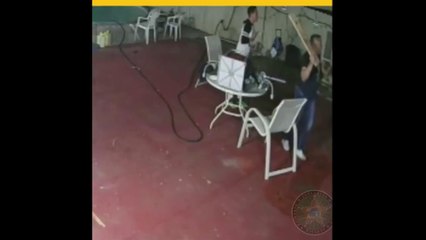 VIDEO: Ladrones son ahuyentados con un machete cuando intentaron robar