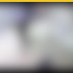 Mujer se lanza delante de un coche para salvar niño de morir