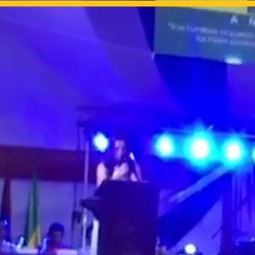 Alcaldesa entrega las llaves de la ciudad de Yepal a Jesucristo.