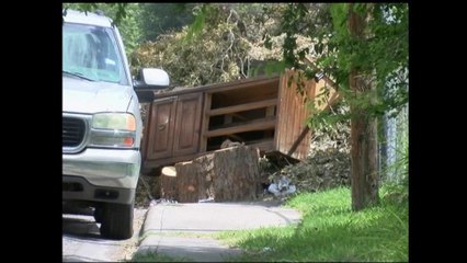 Cansados de la basura en su barrio