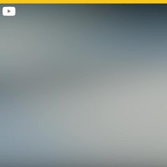 Mujer valiente quita anaconda de la carretera