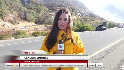 Bomberos luchan por controlar fuerte incendio en Lakeside