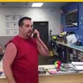 Sorprende a clientes de Walmart cantando el himno nacional.mp4