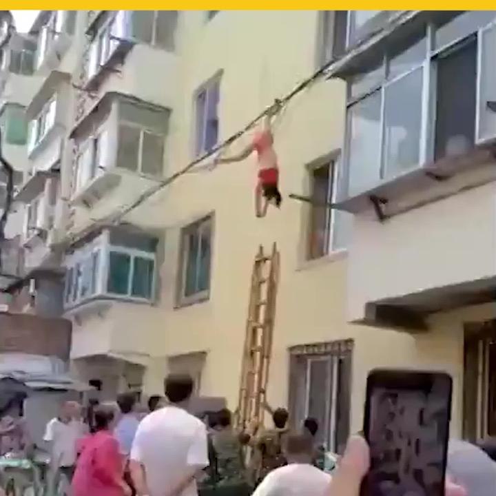 Mujer cuelga de cables eléctricos al escapar de la esposa de su amante.mp4