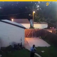 Policía irrumpe en patio de una familia y dispara a sus perros.mp4