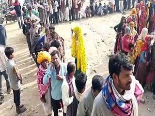 कतारों में बीत रहा दिन, फिर भी शाम को खाली हाथ