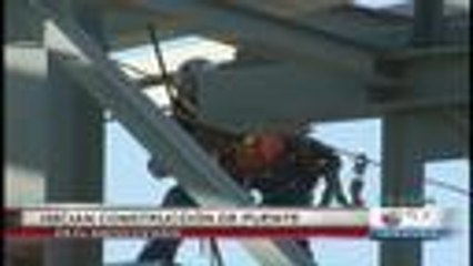 Instalan puente de 13 toneladas en el estadio de beisbol.