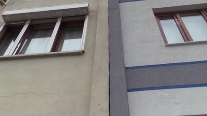 Depremde çatlak oluşan binadaki evlerine giremeyen aile otele yerleştirildi